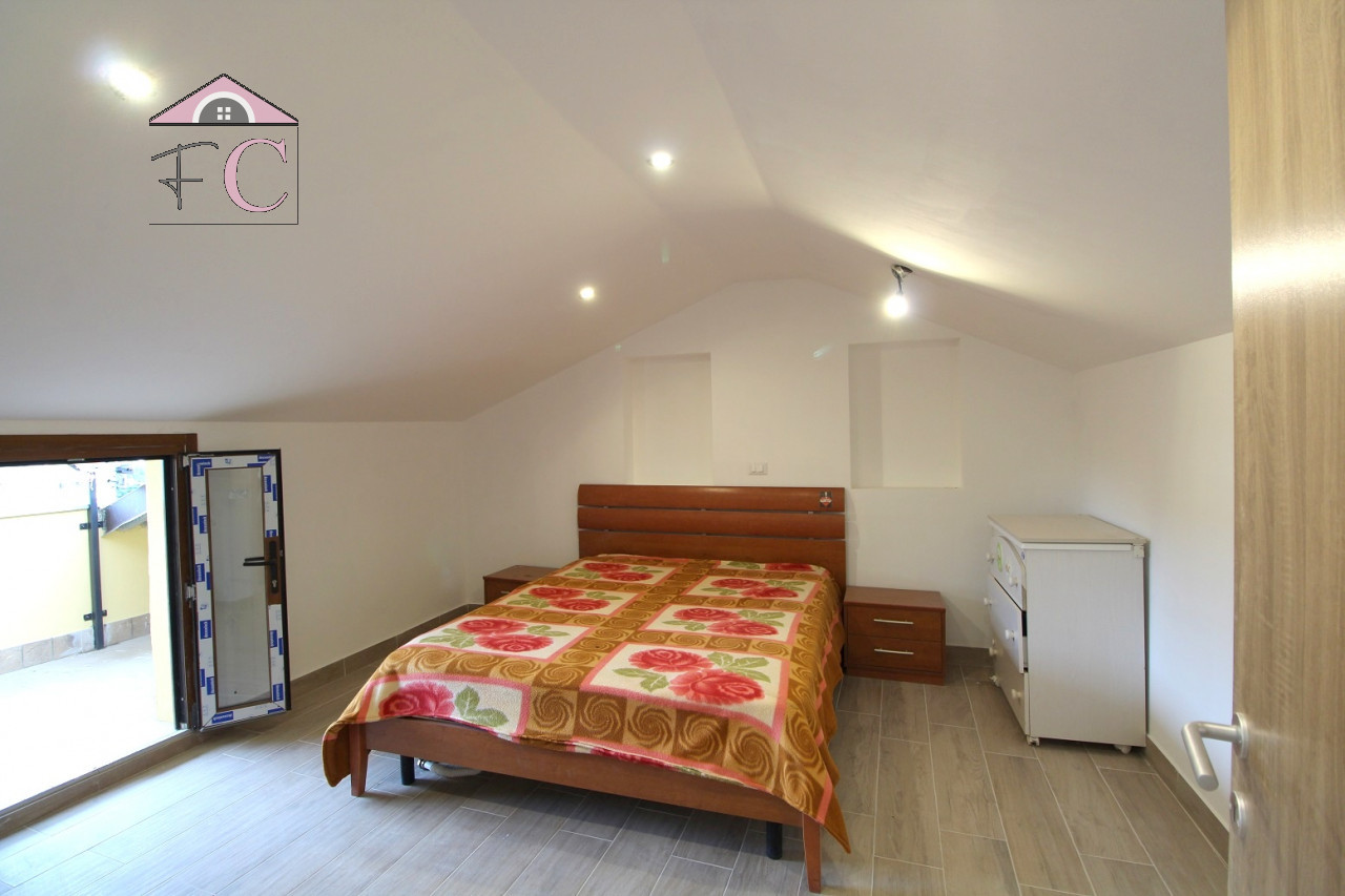 duplex ristrutturato con balconi e posto auto 12.jpg
